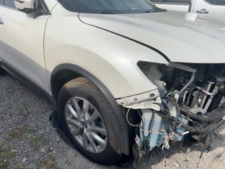 2018 Nissan Rogue SV - Exterior Front Right Corner Image